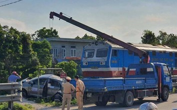 Taxi băng qua đường ngang dân sinh bị tàu tông, 3 người thương vong
