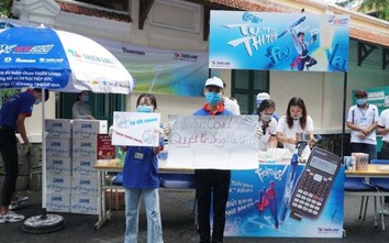 TP HCM: Xúc động hình ảnh tình nguyện viên hỗ trợ thí sinh thi THPT