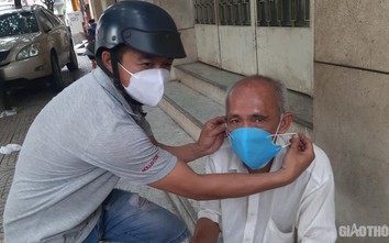 TP.HCM: Hội chị em xóm nhỏ cặm cụi may hàng nghìn khẩu trang cho dân nghèo