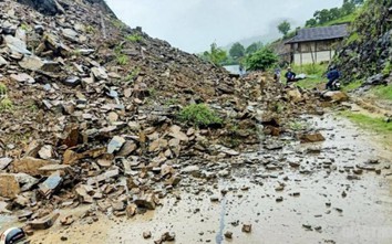 Sơn La: Sạt lở đất đá trên QL12, ách tắc giao thông cục bộ