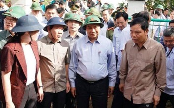 Thủ tướng Nguyễn Xuân Phúc thăm hỏi, chia sẻ với bà con vùng tâm bão đi qua