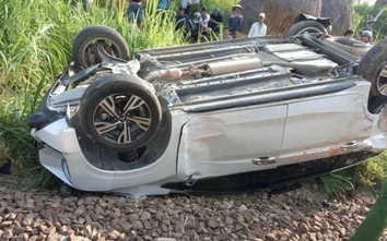 Ôtô vượt đường ngang, con 2 tuổi tử vong, bố mẹ chấn thương nặng