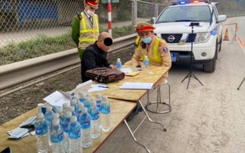 Uống rượu ngâm quả thuốc phiện, tài xế bị tạm giữ phương tiện