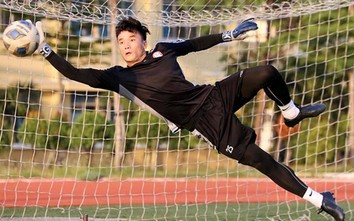 "Thủ thành quốc dân" Bùi Tiến Dũng khiến người hâm mộ ngỡ ngàng