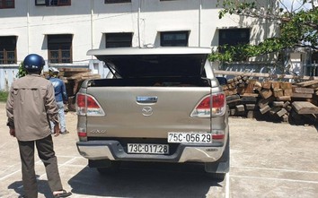Truy đuổi 100 km bắt ô tô sử dụng nhiều biển số giả chở gỗ lậu