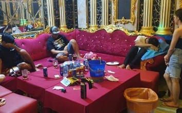 Chơi ma túy trong phòng karaoke mùa Covid-19, 25 đối tượng bị tạm giữ