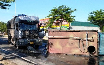 Xe tải hạ "đo ván" xe tưới nước trên QL1, tài xế kẹt trong cabin