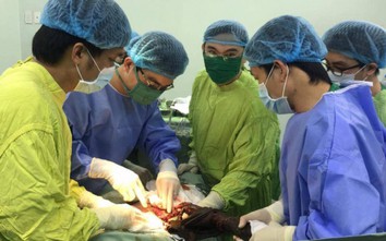 Nghẹt thở cấp cứu người đàn ông bị chiếc cọc dài 0,8 mét đâm xuyên hạ vị