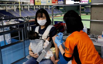 Ca nhiễm Delta tăng, Nhật cân nhắc tiêm mũi 1 AstraZeneca, mũi 2 Moderna