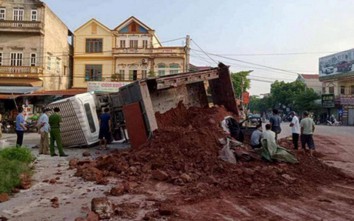 Xe tải chở đất lật đè trúng xe con là xe Trung Quốc, vẫn còn hạn đăng kiểm