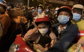 Sáng 1/10 hàng trăm người về quê vẫn chôn chân tại các cửa ngõ TP.HCM