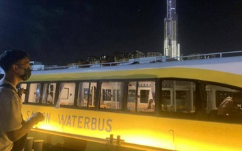 Người Sài Gòn "chen chân" mua vé đi buýt sông vào ban đêm