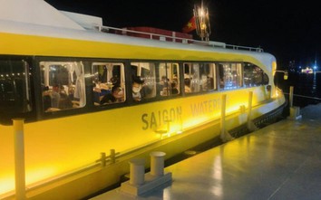 Chen nhau đi buýt sông đêm, ngắm TP.HCM lung linh ngày Tết