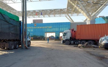 Tài xế không xuất được nông sản qua Móng Cái vẫn cắn răng đóng "luật"