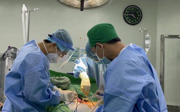 Đang làm ngoài đồng, người đàn ông bất ngờ trúng đạn vùng kín