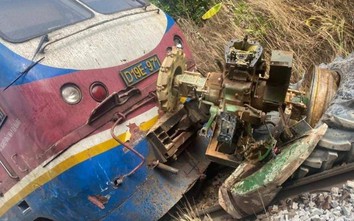 Xe công nông đứt đôi sau va chạm với tàu hỏa, tài xế chết tại chỗ