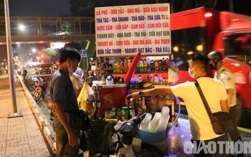 Bị bắt xe, người phụ nữ bán hàng rong la hét, giằng co với tổ công tác