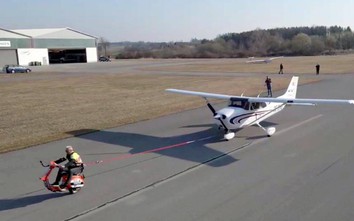 Vespa một bánh kéo máy bay trên đường băng
