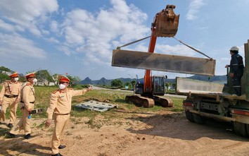 CSGT tuyên truyền xử lý, lái xe tự nguyện cắt bỏ phần thùng xe cơi nới