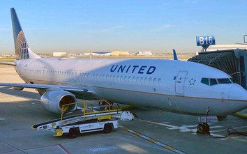 Giật mình hành khách mở cửa thoát hiểm, trèo ra ngoài cánh máy bay