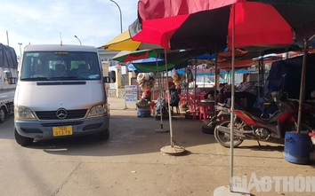 Hàng quán thi nhau mọc bên QL24B, bủa vây đường vào cảng Sa Kỳ