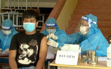 Huyện Mỹ Xuyên "quay xe" vụ chưa tiêm mũi 4 không được đi khỏi nơi cư trú