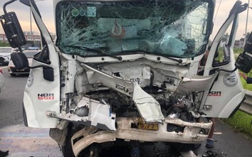 Cảnh sát, bác sỹ phối hợp cắt cabin cứu tài xế bị thương mắc kẹt