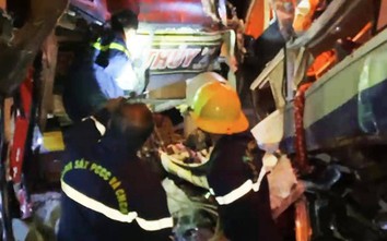 2 xe khách tông nhau, cảnh sát cắt cabin cứu hộ 2 tài xế