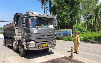 Hà Nội: CSGT "mỏi mắt" tìm xe quá khổ, quá tải trên QL3