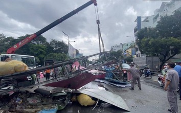 TP.HCM: Sập cổng chào công viên Đầm Sen, nhiều người thoát chết