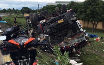 Tài xế vừa thoát chết khi lật xe, đứng chờ cứu hộ bị xe khách đâm tử vong