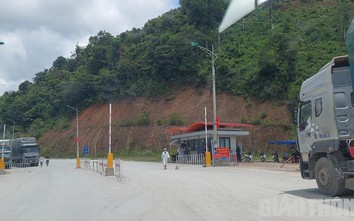 Có cửa khẩu số, tài xế xuất nông sản vẫn hoàn toàn phụ thuộc "nhà luật"