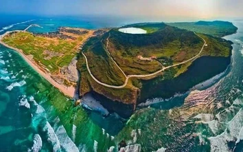 Du khách ùn ùn đổ về đảo ngọc Lý Sơn