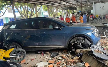 Vừa đăng ký biển số xong, ô tô lùi hất tung bức tường, tông loạt xe máy