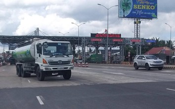 Lượng lớn tiền lẻ và xe cứu hộ sẵn sàng ở BOT Cai Lậy