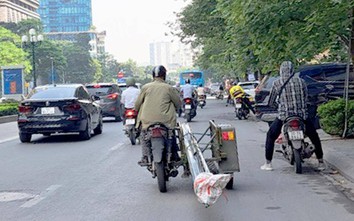 Xe máy cũ nát, không biển số vô tư chở hàng