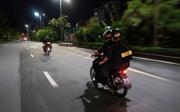 Ném gạch khi cảnh sát đang kiểm tra, 1 người dân bị chấn thương sọ não