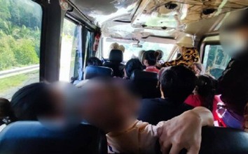 Xe nhồi khách như xếp cá mòi ở Cà Mau: Tài xế ghé nhiều điểm, đón 19 người
