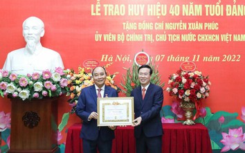 Trao Huy hiệu 40 năm tuổi Đảng tặng Chủ tịch nước Nguyễn Xuân Phúc