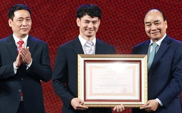 NSƯT Xuân Bắc nhận Huân chương Lao động hạng Ba