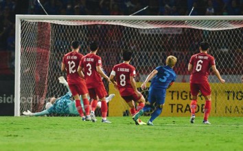 Chỉ 1 phát kiến nhỏ, HLV Polking khiến HLV Park Hang-seo lần thứ 2 ôm hận