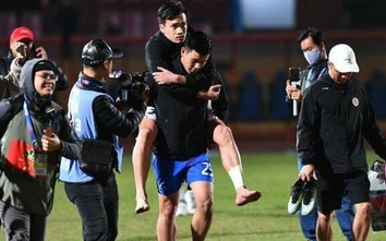 Hoàng Đức thoát chấn thương nặng sau pha vào bóng rợn người