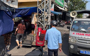Dân bức xúc vì phường dùng xe biển xanh hết hạn kiểm định đi xử lý vi phạm