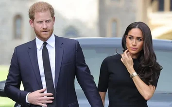 Cảnh tượng hỗn loạn khi Hoàng tử Anh bị paparazzi rượt đuổi suýt gặp nạn