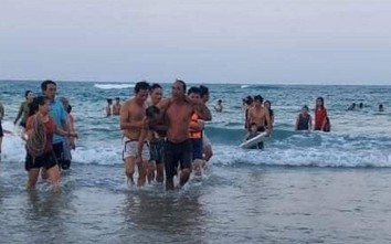 Phó công an phường dũng cảm lao ra biển cứu người đuối nước