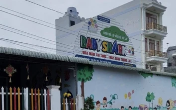 Ngã vào xô nước trong nhà vệ sinh trường học, bé gái 2 tuổi tử vong