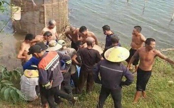 Theo bố mẹ ra sông đãi hến, 3 cháu bé chết đuối thương tâm