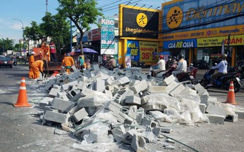 Truy tìm phương tiện đổ hàng trăm tấn gạch ra giữa đường ở TP.HCM