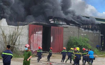 Hoà Bình: 4 cảnh sát phải nhập viện sau khi chữa cháy tại kho thuốc sâu