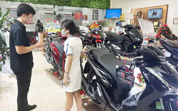 Khách mua xe máy trở lại vai “thượng đế”